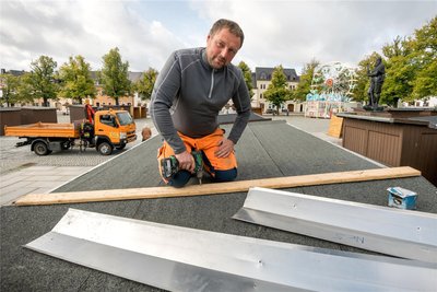 Ronny Baldauf vom Bauhof bei letzten vorbereitenden Arbeiten für den Holzmarkt, der am Freitagabend beginnt.