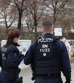 Zwar hatten sich nur wenige Coronakritiker in der Chemnitzer Innenstadt eingefunden, einzelne äußerten ihren Unmut jedoch lautstark und trugen wie die abgebildete Person Häftlingskleidung. Auch Kleidungsstücke und Symboliken die sich dem politisch rechten Spektrum zuordnen lassen, waren unter den Protestierenden zu finden.