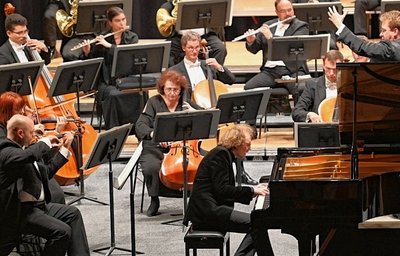 Solist am Klavier beim 1. Philharmonischen Konzert der Saison der Erzgebirgischen Philharmonie im Kulturhaus Aue war am Samstagabend Sergej Redkin. 
