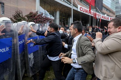 Die Polizei stürmte die Zentrale der Opposition in Ankara