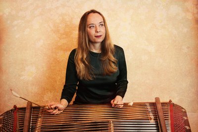 Enikö Ginzery wird im Frauensteiner Silbermann-Museum auf dem Cimbalom musizieren.