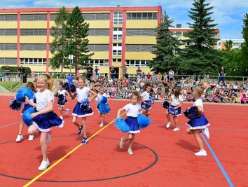Zur Einweihung des Sportplatzes der Bernhard-Schmidt-Grundschule in Mittweida zeigte die neue Cheerleadergruppe ihr Können. Rund 630.000 Euro hat die Sanierung der Anlage gekostet. 