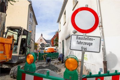 Die Kirchstraße musste wegen einer Kanalhavarie unmittelbar an der Abzweigung vom Altmarkt zum Topfmarkt aufgegraben werden.