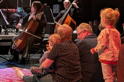 Den Musikern ganz nah waren die Gäste beim ersten Babykonzert in Freiberg.