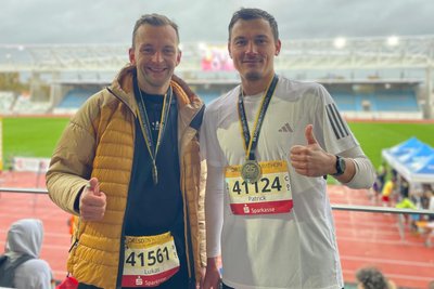 Das Debüt erfolgreich gemeistert: Lukas Pietsch (l.) und Patrick Richter liefen in Dresden im Herbst ihren ersten Marathon.