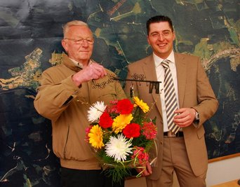 Am 12. April 2010 hatte Thomas Hennig als neuer Bürgermeister von Zwota symbolisch den Amtsschlüssel von seinem langjährigen Vorgänger Siegward Glaß (links) übernommen.