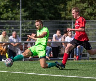 Langes Bein und rein: Tom Dörner stellte mit dem 2:0 die Weichen für den Werdauer Sieg im Kreispokalfinale. Dustin Beetz vom SV Heinrichsort/Rödlitz kann den Treffer nicht verhindern. 