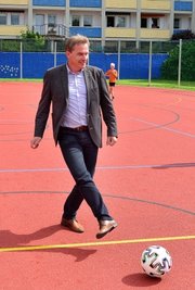 Oberbürgermeister Ralf Schreiber durfte den Ehrenanstoß vollziehen.