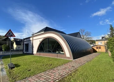 Das Bulldog-Museum in Burkhardtsdorf ist über die Jahre hinweg immerweiter ausgebaut und zu einem attraktiven Gebäude sowie touristischenAnlaufpunkt umgestaltet worden.