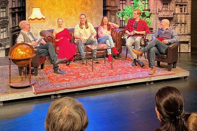 Musikdramaturg Christoph Nieder, Sängerin Maria Joachimsthaller, Sänger Yannik Gräf, Sängerin Susanne Engelhardt, Sänger Alexander Donesch und Hausregisseur Urs Schleiff (v. l.) bei der Veranstaltung am Sonntagabend in der Bühne in der Borngasse Freiberg.