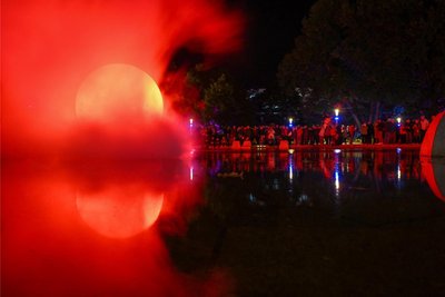 Licht, Dampf und Wasser: Die leuchtende Kugel im Stadthallenbrunnen war ein beliebtes Fotomotiv.