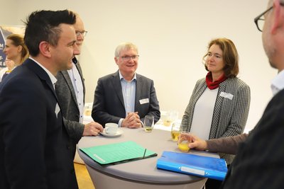 René Straßberger (l.) im Gespräch mit Wirtschaftsvertretern.