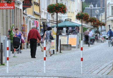 Seit Dienstag ist die Leipziger Straße im Stadtzentrum von Glauchau wieder eine Fußgängerzone. Poller verbieten die Durchfahrt.