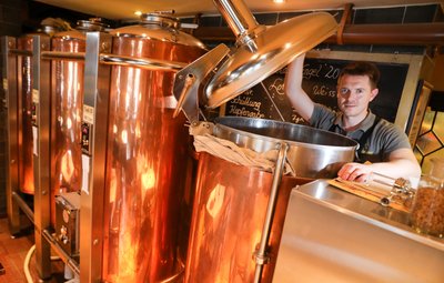 Braumeister Willi Wallstab braut ein Maronenbier als Spezialität der Saison für das Auer Hotel «Blauer Engel».