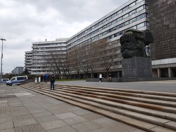 Vor dem Marx-Monument blieb es weitestgehend ruhig. Vereinzelte Einzelpersonen und Kleingruppen, die den Ort aufsuchten, wurden von Polizeibeamten angesprochen und auf das Verbot der Demonstration hingewiesen. Unbekannte hatten zudem die Zahl 81185 auf dem Sockel vermerkt, die Zahl der in Deutschland bislang an und mit Corona verstorbenen Menschen, die das RKI am gestrigen Freitag bekannt gegeben hatte.