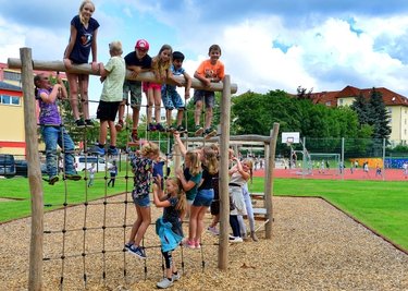 Außerhalb der Tartanfläche sind mehrere Spiel- und Klettergeräte sowie ein Trampolin aufgebaut worden. Das ist allerdings kein öffentlicher Spielplatz.