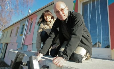 Kerstin und Wolf-Dietrich Schreier vor ihrem Kunsthaus.  