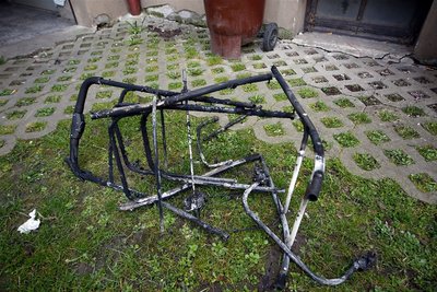 Ein Kinderwagen stand im Flammen, Kinderwagen die im selben Treppenhaus in höheren Etagen standen, haben nicht gebrannt.