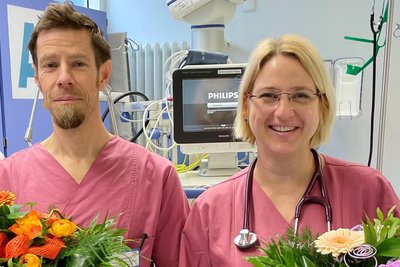 Oberarzt Jens Wilko Günther und Leitende Oberärztin Dr. Susanne Hiller in der Freiberger Notaufnahme: Grüße von Geschäftsführung und Chefarzt für die frisch gebackenen Oberärzte.
