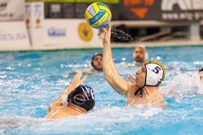 Der SVV Plauen (am Ball Alexander Fritzsch) steht nach Sieg und Niederlage am Wochenende auf dem 3. Tabellenplatz der DWL-B-Gruppe.