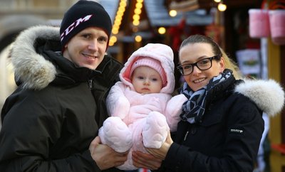 Danny Pyka mit Freundin Sabrina und Töchterchen Lou zu Gast auf dem Crimmitschauer Weihnachtsmarkt.
