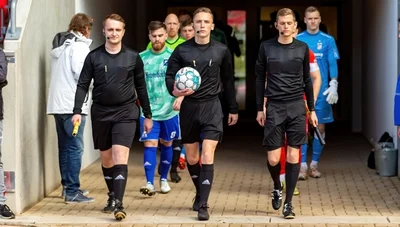Einlauf im Steigerwaldstadion: Max Kluge (M.) leitete gemeinsam mit Christopher Fiebig (l.) und Nico Lorenz aus Dresden die Oberliga-Partie zwischen Rot-Weiß Erfurt und Blau-Weiß Zorbau. 