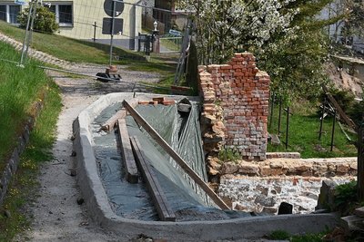 Die zu Jahresbeginn abgerutschte Straße in Göhren ist nach wie vor abgesperrt. Noch ist unklar, was die Sanierung kostet. Im Haushaltsplan für dieses Jahr sind dafür zunächst 400.000 Euro eingeplant. 