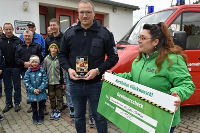 Bester Feuerwehrmann in Sachsen 2023 für Radio PSR ist Matthias Mühlstädt. Claudia Switala vom Moderatorenteam übergab den Preis samt einer Prämie von 1112 Euro.
