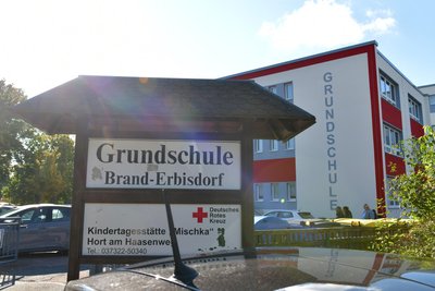 Die Grundschule Brand-Erbisdorf hat ein Flachdach und bekommt demnächst eine PV-Anlage.