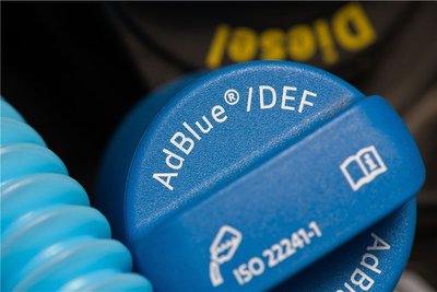 Ohne Adblue im Zusatztank lassen sich rund fünf Millionen Diesel-Pkw in Deutschland nicht starten. Auch 90 Prozent der Lkw sind auf den Harnstoff angewiesen. Doch der Zusatzstoff ist knapp geworden.