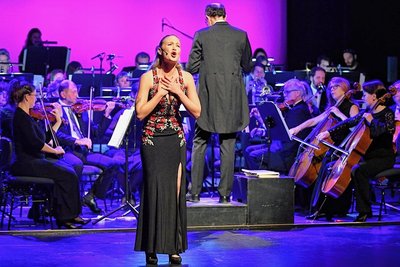 Maria Joachimsthaller, hier zur Saisoneröffnung, hat eine eineiige Zwillingsschwester, mit der sie einst zu Hause Shows aufführte.