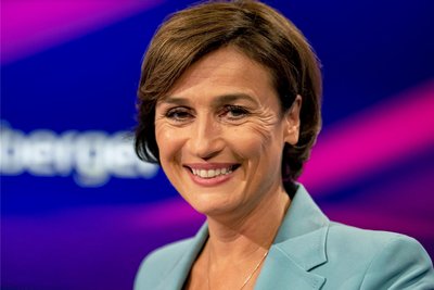 Dank eines gesonderten Vertrages bekommt Sandra Maischberger einem Medienbericht zufolge rund 795.000 Euro im Jahr fürs Moderieren. An der Produktion der Sendung verdienet sie aber auch noch mit. 