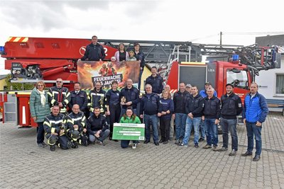 Bester Feuerwehrmann in Sachsen 2023 für Radio PSR ist Matthias Mühlstädt. Das Bild ist ein Schnappschuss von der kleinen Zeremonie bei der Übergabe.