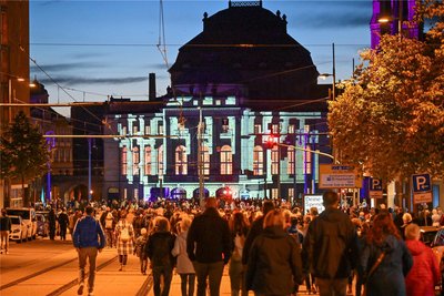 An der Oper soll es sogar Zugaberufe gegeben haben. Nicht vor der Bühne, sondern vor der Fassade.