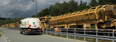 Wo einen gut 300 Meter langen Bettungsreinigungszug an elf Stellen betanken, ohne zu entkuppeln oder den Verkehr auf Streckengleisen zu behindern? Der Verein Sächsischer Eisenbahnfreunde ermöglichte das auf seinem Gleis neben der Gewerbegebietsstraße am Bahnhof in Schwarzenberg. 