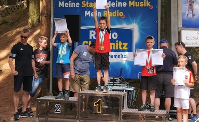Der Rodewischer Paul Lio Rink (Mitte) freut sich über den Sieg, daneben der Zweite Paul Müller (links) und der Dritte Tameo Rosenzweig. 