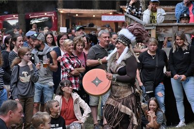 Die Tanzgruppe Good Sisters sorgte beim Grenzfest mit Indianertänzen fürBegeisterung bei den Besuchern.