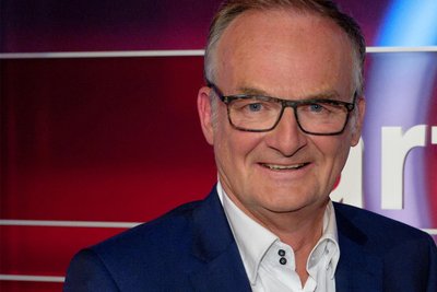 Frank Plasberg kassierte als Moderator pro "Hart aber fair"-Folge 21.000 Euro, bis er Anfang des Jahre die Gesprächsführung an Louis Klamroth übergab. Über die Produktionsfirma ist Plasberg aber weiter mit der Sendung verbunden. 