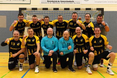 Ein schöner Jahresabschluss: Die erste Männermannschaft des TSV Oelsnitz bejubelte den knappen Sieg gegen Burgstädt.