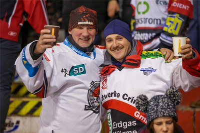 Noch gut gelaunt: Torsten Stöber (links) lächelt zu Beginn der Partie in die Kamera des Fotografen.