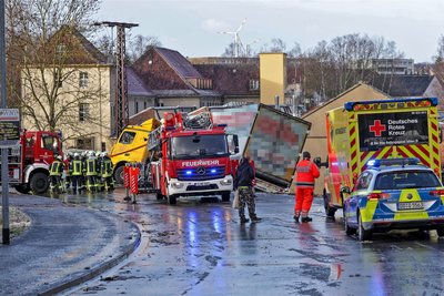 Ein Sattelzug ist zwischen Glauchau und Meerane in den Graben gerutscht.