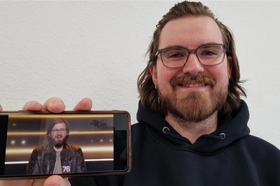 Maximilian Berndt zeigt die Sendung auf dem Smartphone. Bei „Joyn“ kann man sie sich anschauen.