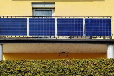 Steckersolargeräte können auch am Balkonrückwand montiert werden. Doch Großvermieter in Mittelsachsen stehen der Genehmigung an Mehrfamilienhäusern teils kritisch gegenüber. 