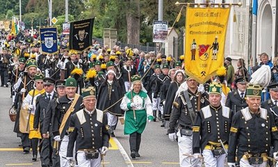 Eindrucksvoll: Der Festumzug mit 1750 Mitwirkenden. 