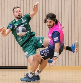 Das Hinspiel gewannen die Freiberger in Thüringen knapp mit 35:34. Jens Tieken (l.) lieferte in der Partie eine seiner besten Saisonleistungen ab. Er traf an der Saale neunmal. 