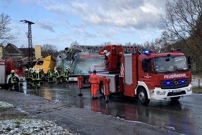 Die Feuerwehr ist unter anderem mit der Drehleiter an der Einsatzstelle.