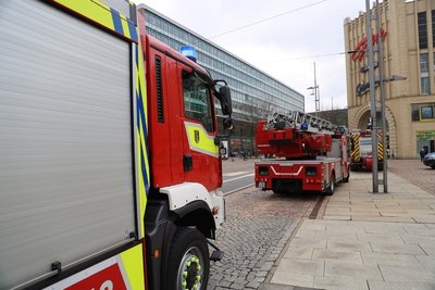 Kurz vor 15 Uhr fuhren mehrere Einsatzfahrzeuge der Feuerwehr zur Galerie Roter Turm. Das Einkaufszentrum wurde evakuiert. Der Alarm entpuppte sich laut Mitarbeitern des Hauses als Fehlalarm, die Feuerwehr rückte schon nach kurzer Zeit wieder ab.