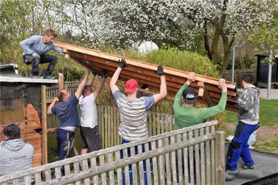 Manch schweres Teil wurde gemeinsam gestemmt. Foto: Christof Heyden