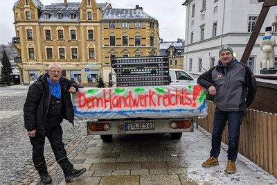 Den Protesten auf dem Markt in Stollberg am Freitag haben sich viele Handwerker angeschlossen, wie Schornsteinfegermeister Michael Wünsche (l.) und Marko Straßburger. „Dem Mittelstand geht es wirtschaftlich an den Kragen“, so der Stollberger Bauunternehmer. Die Belastungen für alle potenzierten sich.