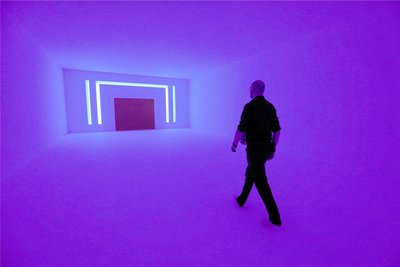 Ein Mann geht im jüdischen Museum durch die Installation „Aural“ des Künstlers James Turrell. Auch in Oelsnitz erwartet die Besucher ab 2025 Licht-Kunst des US-Amerikaners.